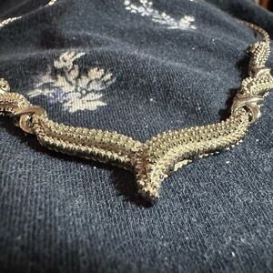 STUNNING SILVER NECKLACE